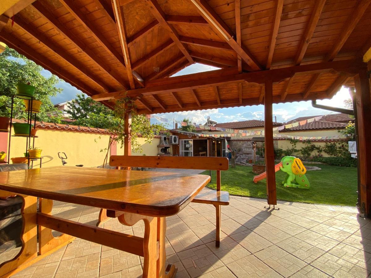 Family Hotel Kavrakovi Pavel Banya Exterior foto
