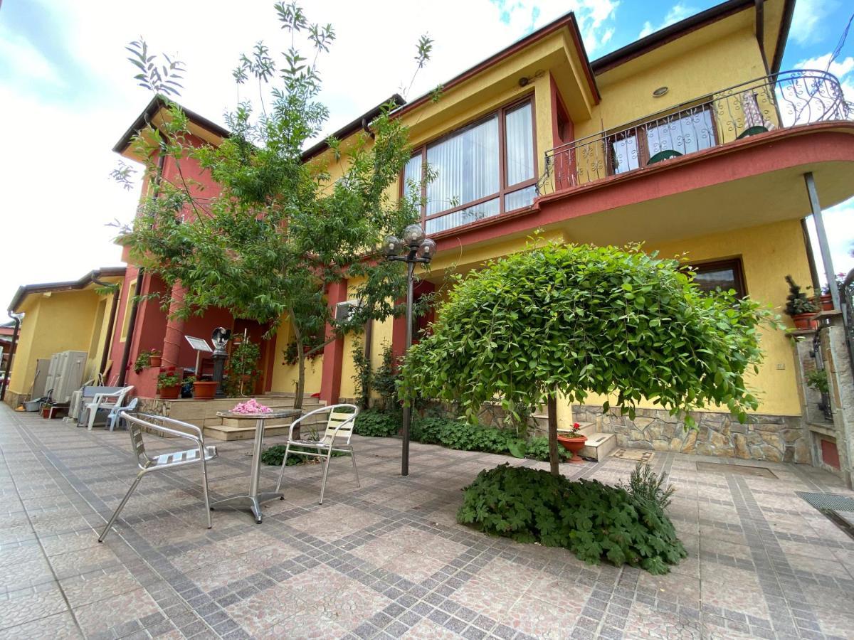 Family Hotel Kavrakovi Pavel Banya Exterior foto